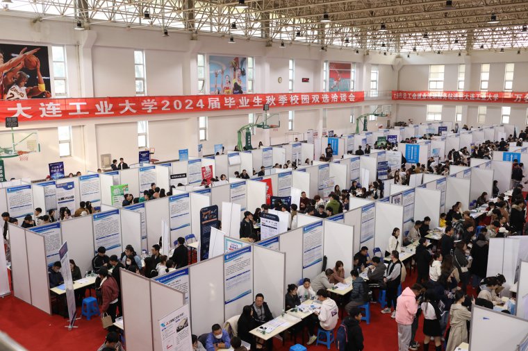 1699435746689045.jpg 招聘会现场.jpg
